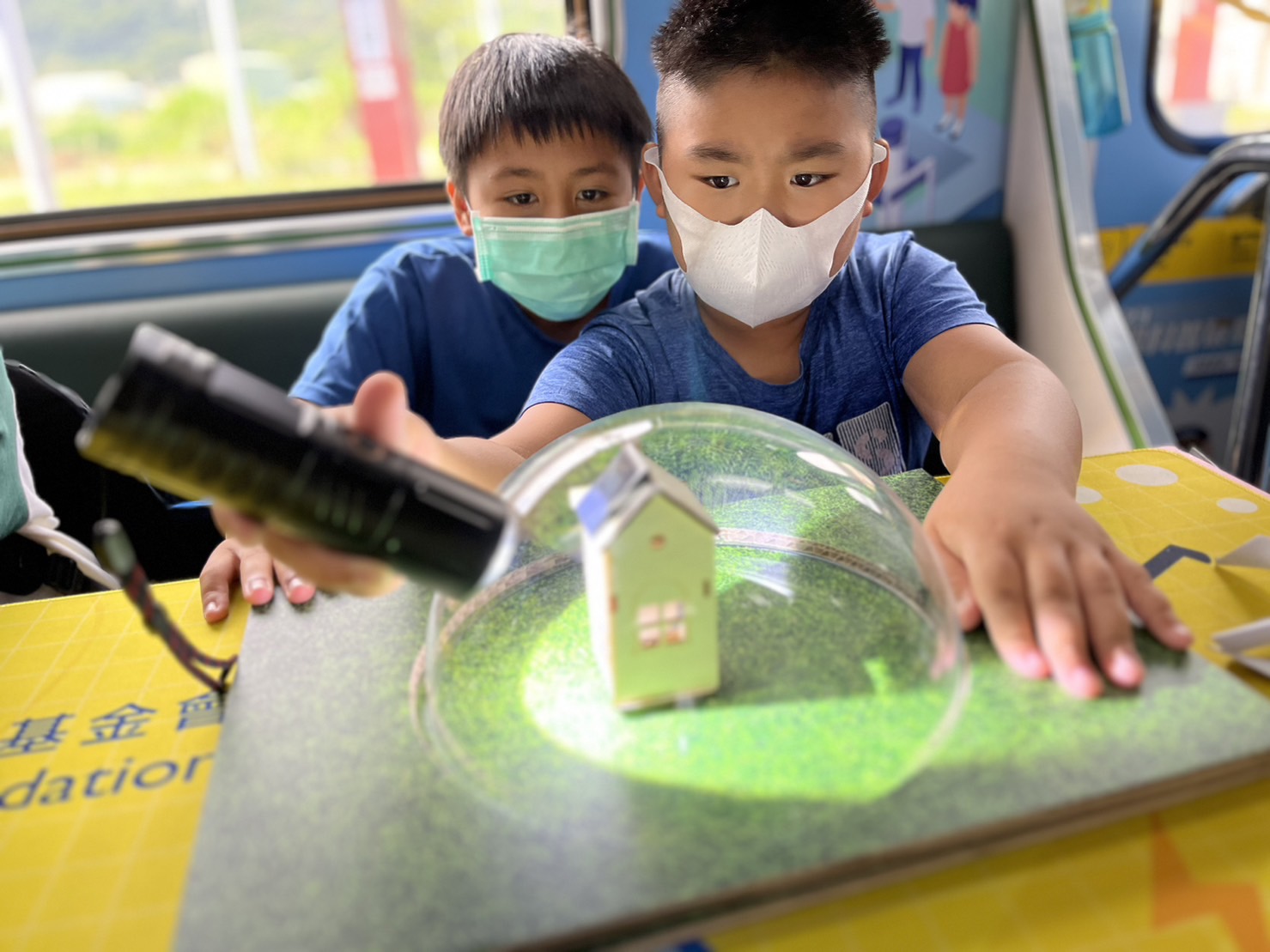 极速3D參與基礎科學主題車廂，以STEAM教學精神，設計「逐日科學家」、「太陽能工程師」以及「淨零建築師」三大能源科普課程和實驗